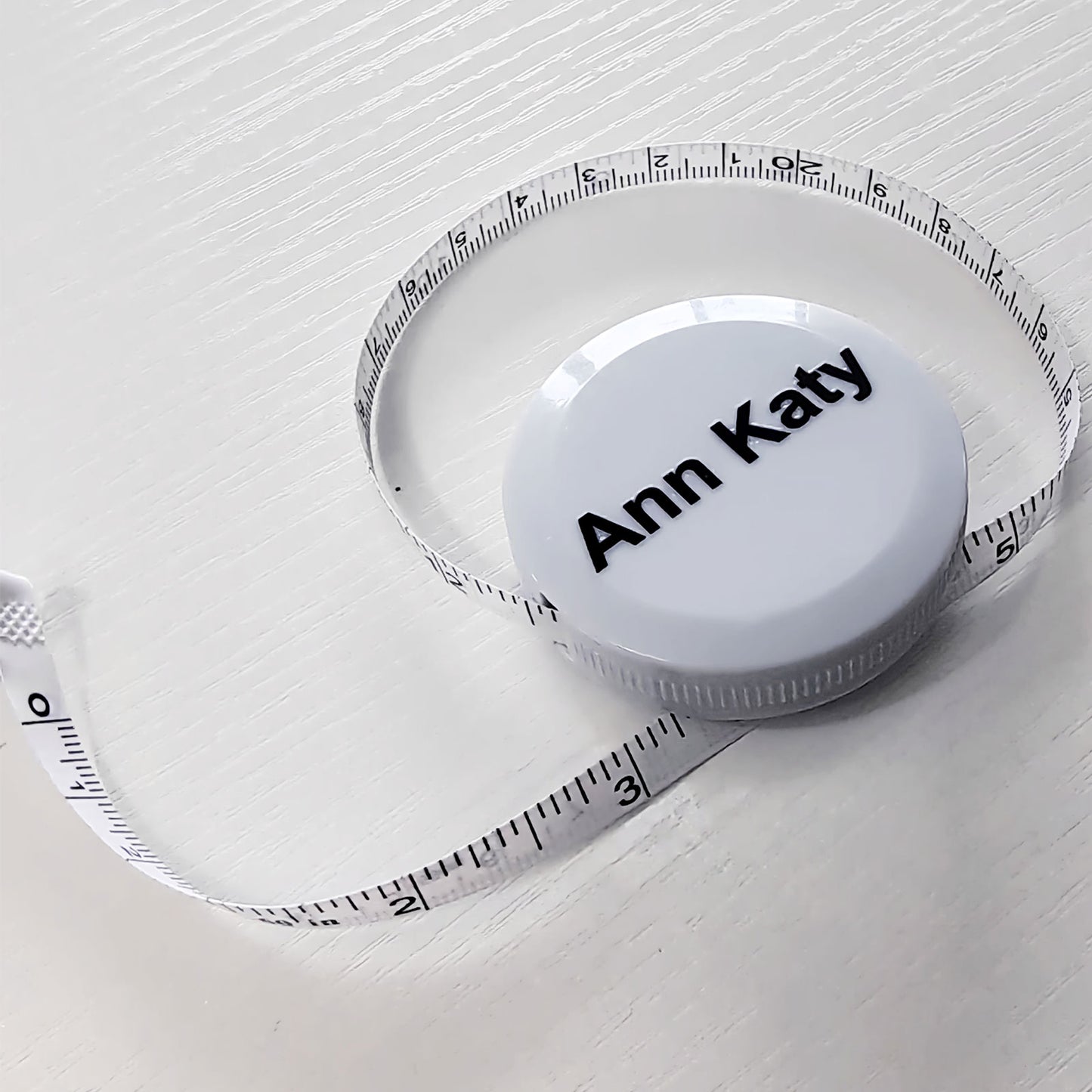 Ann Katy Tape measure, dual scales in inches and centimeters, retractable design for easy storage