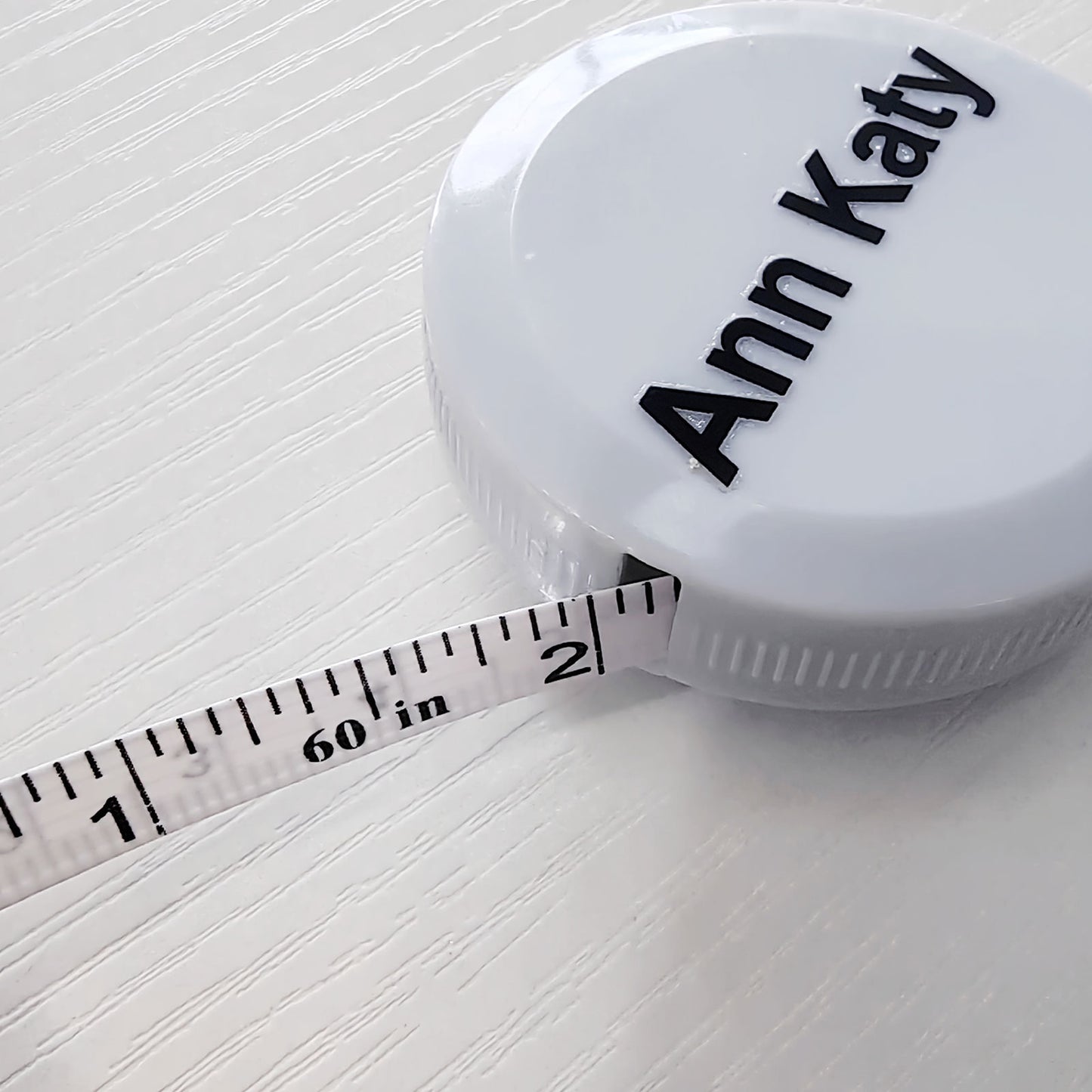 Ann Katy Tape measure, dual scales in inches and centimeters, retractable design for easy storage