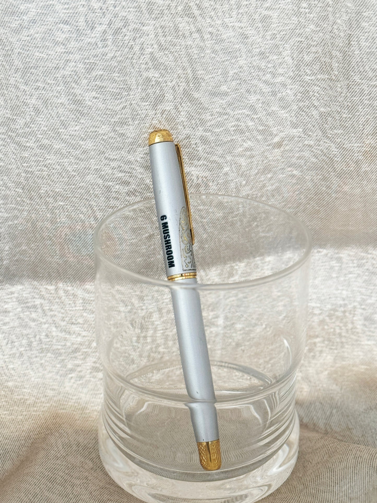 【6 Mushroom 】Writing pen, colored pen, medium tip pen (0.7mm), black pen holder